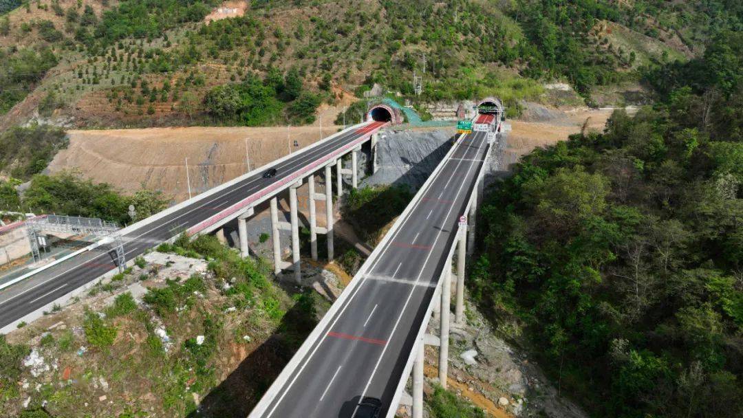 是国家高速公路网g5615天保至猴桥高速公路的重要组成路段,也是云南省