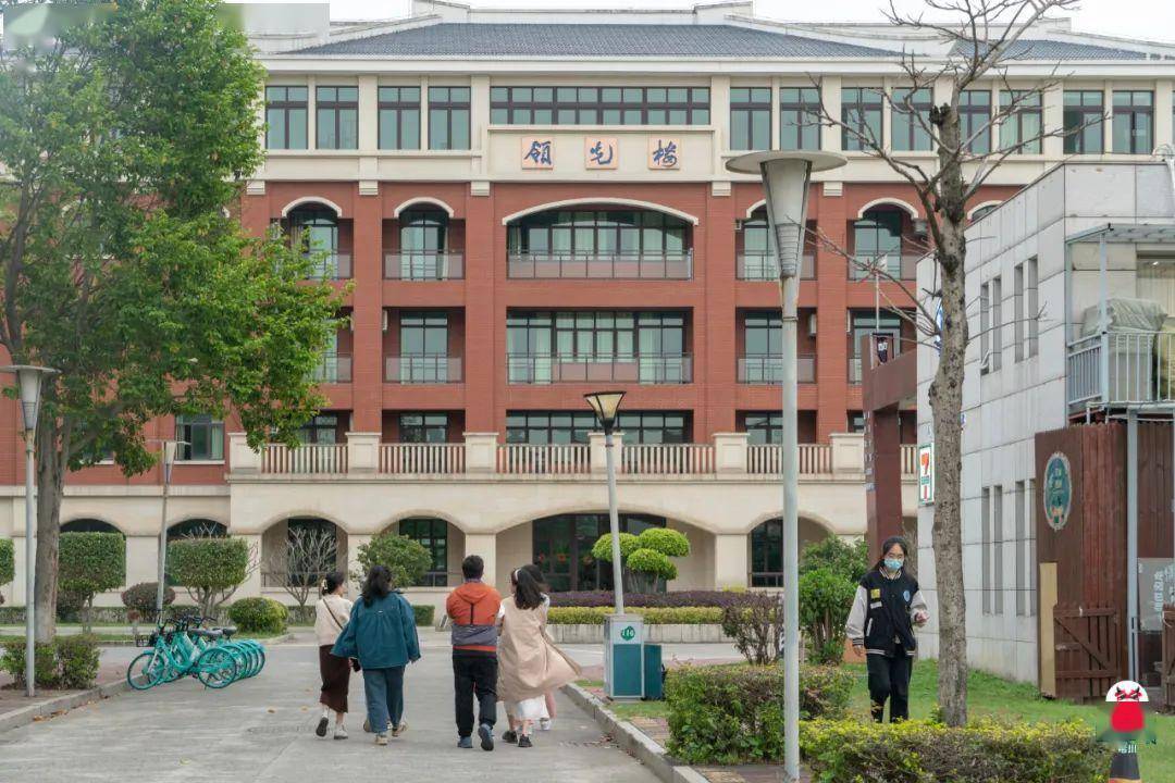 星槎湖,文化街,星雨湖……不出校区,每天也能有度假般的享受.