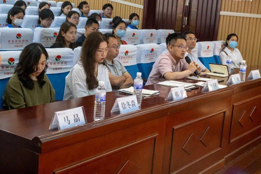 进入决赛的青岛旅游学校辩论队和即墨市第二职业中等学校辩论队展开