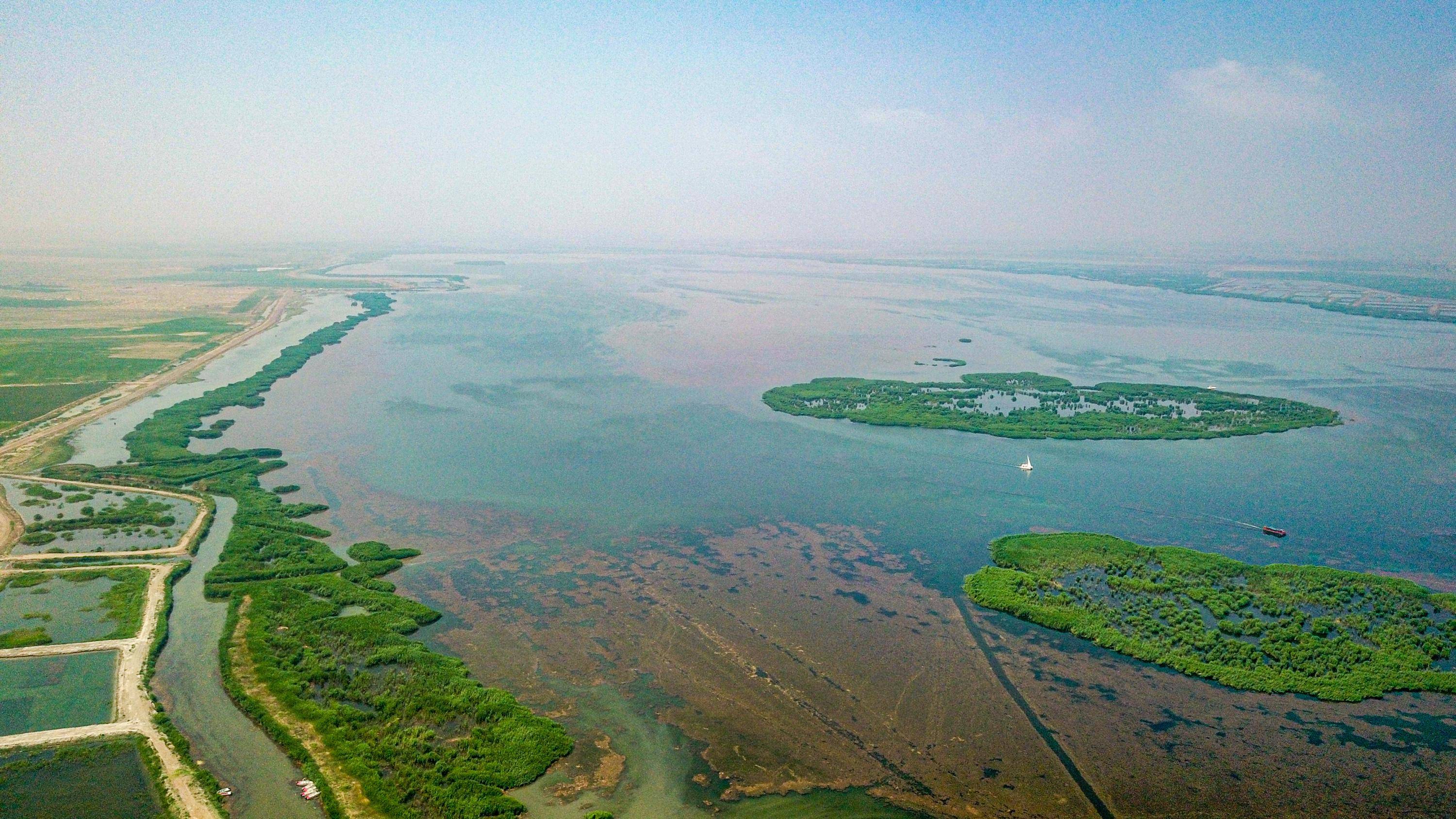 (社会)天空之眼瞰巴彦淖尔:黄河"几字弯"上的富美之城_新华社_彭源_无