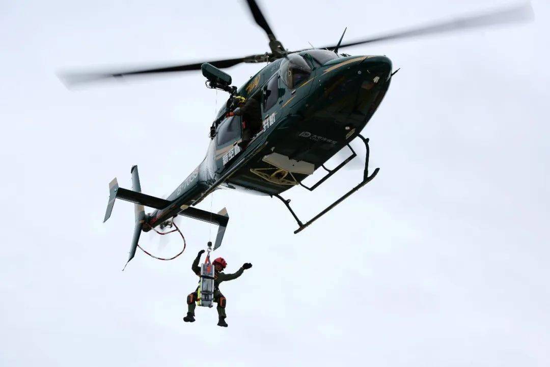 事故场景1模拟公路自行车赛运动员弯道超车过程中摔倒后发生多车碰撞