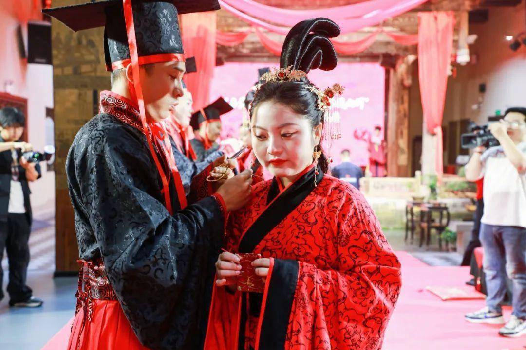 活动现场,新人宣誓更是别有新意,结合传统婚礼誓词的历史底蕴,以小家