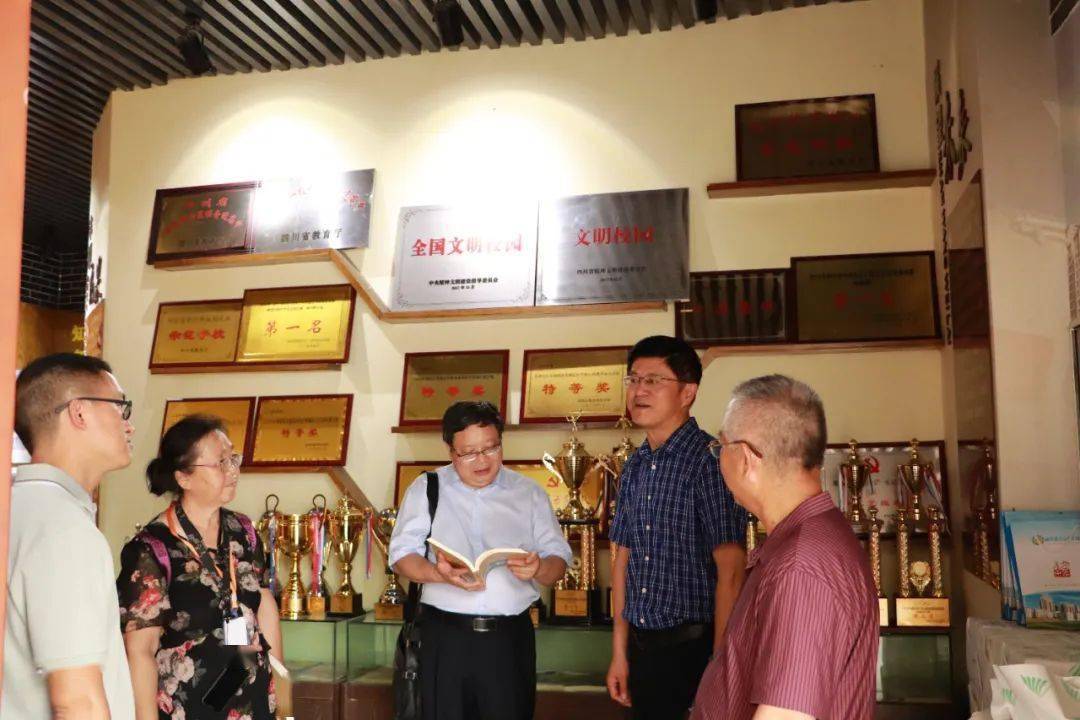 三台中学校党委书记刘建明及相关领导陪同.
