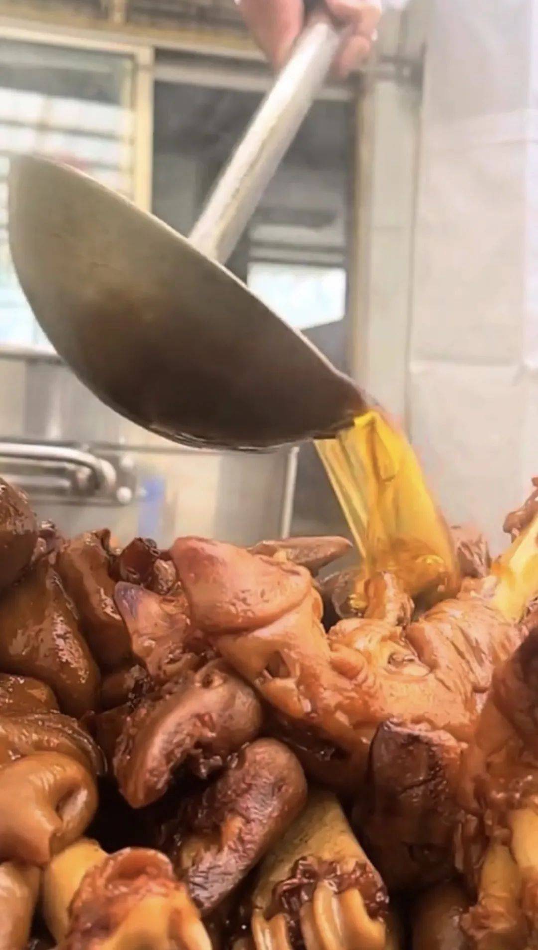 的细绒毛烧干净,羊蹄夹子缝隙中间的羊毛污物和泥沙要用小刀剔刮干净