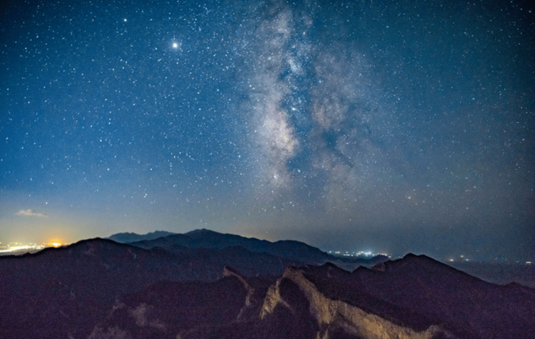 星辰闪烁，夏季大三角清晰可辨，不知不觉间便一脚踏入关于银河的幻梦。