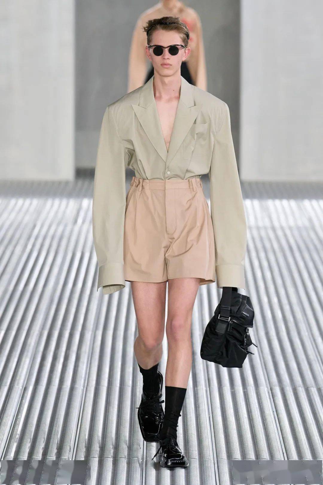 prada 2024春夏男装秀,除了从天而降的透明粘液,秀场上还流动着什么?