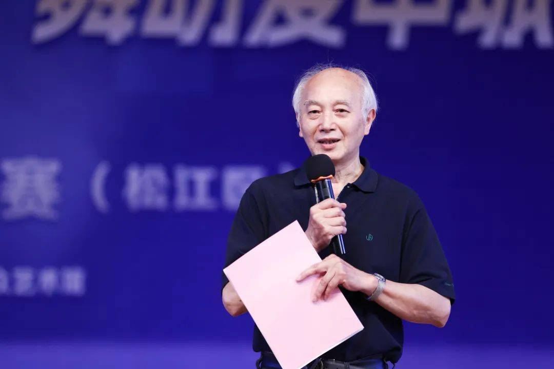 上海戏剧学院舞蹈分院名誉院长,国家一级演员凌桂明上台做了精彩的