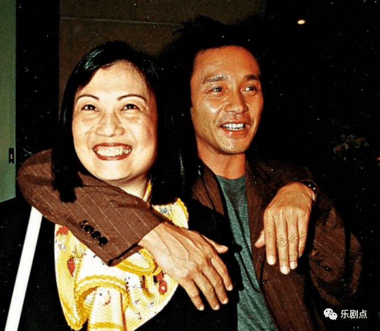 她跟张国荣关系尤为密切,过去两人台前是合作无间的好搭档,台下是无话