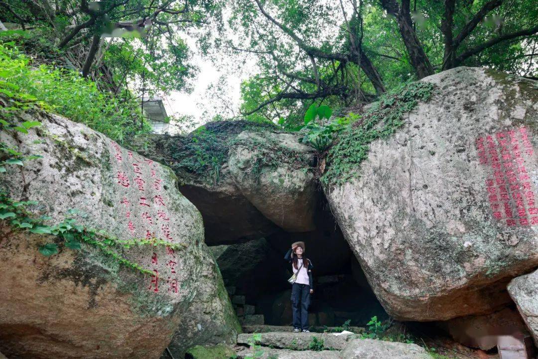青芝山岩石上的摩崖石刻名仕们以山为纸,提笔着墨在岩壁留下了121段