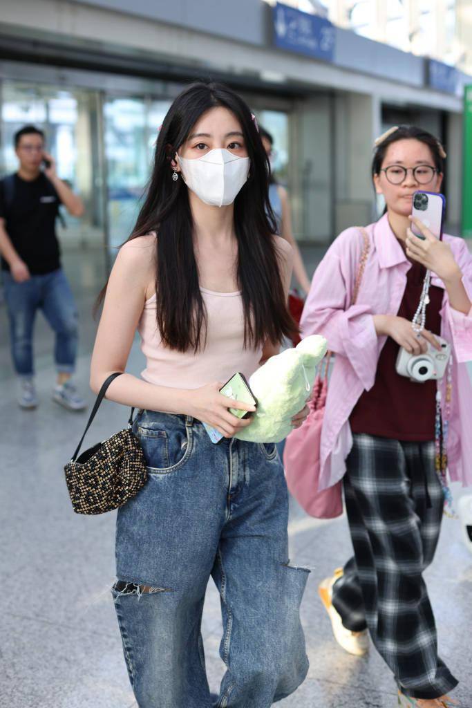 祝绪丹穿小吊带配牛仔裤现身 披肩长发点缀金属耳环气质温婉_毛绒兔