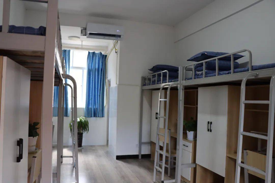 她说:"弥渡一中的环境,宿舍,教学楼……处处都好