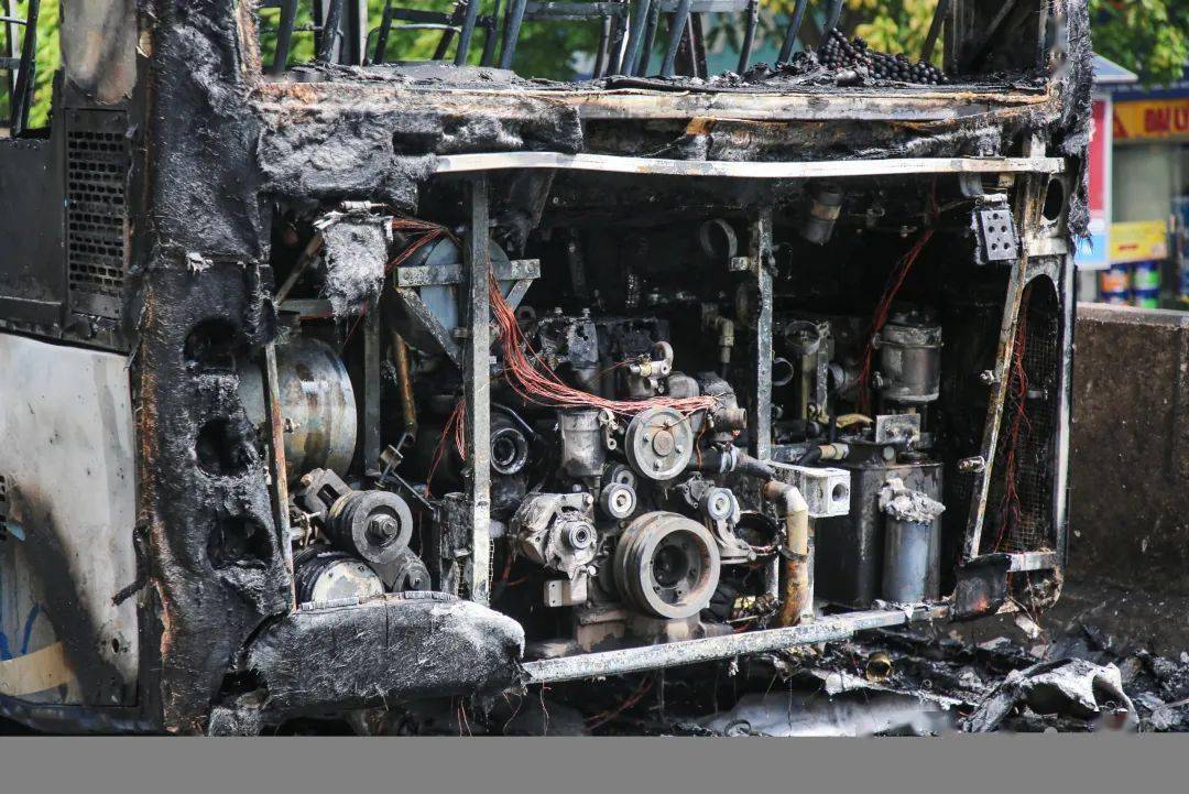 越南一公交车突发火灾!_公共汽车_灭火_大火