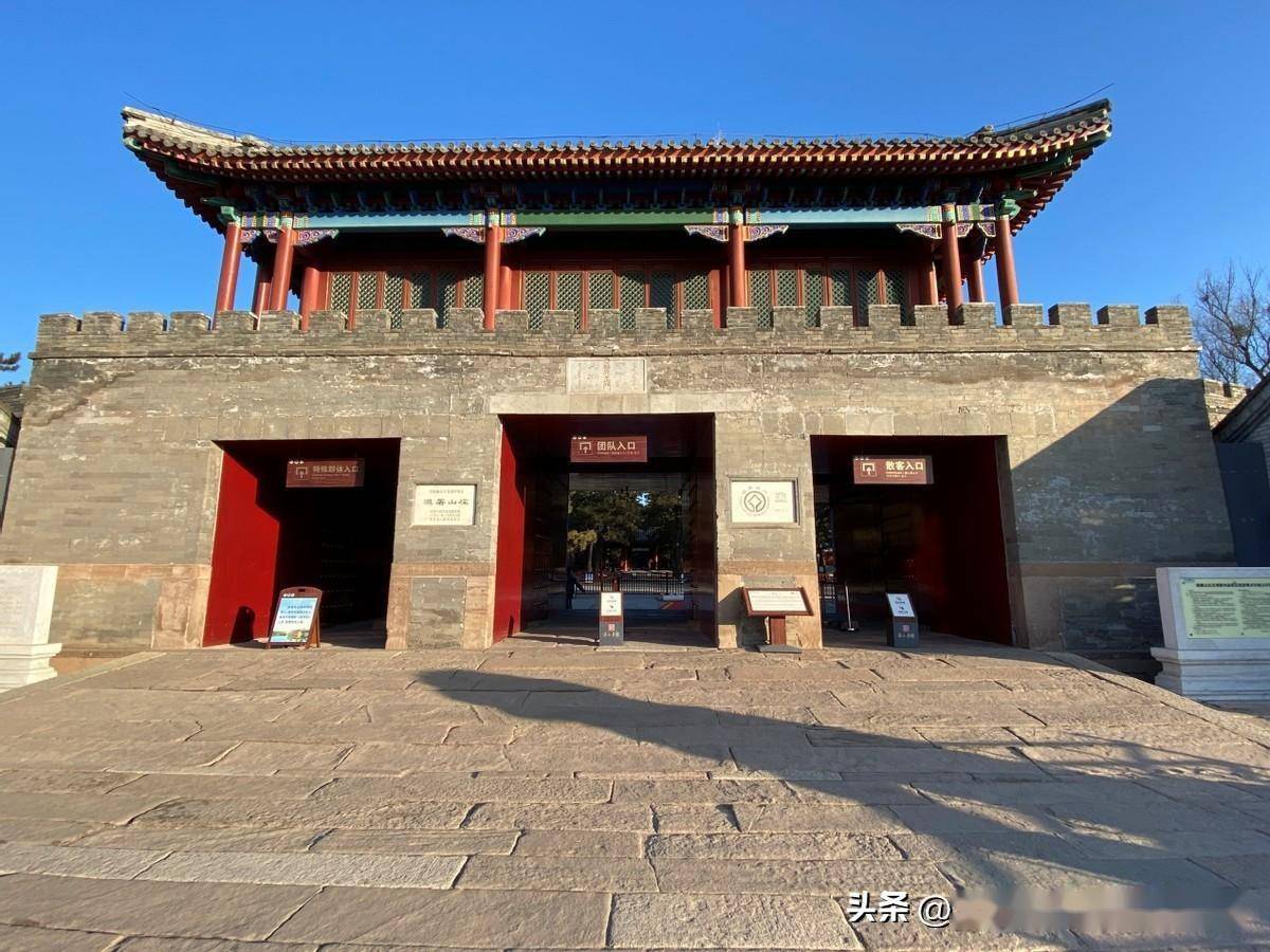 避暑山庄的正门丽正门.正门前这对石狮子倒像"上周"的.