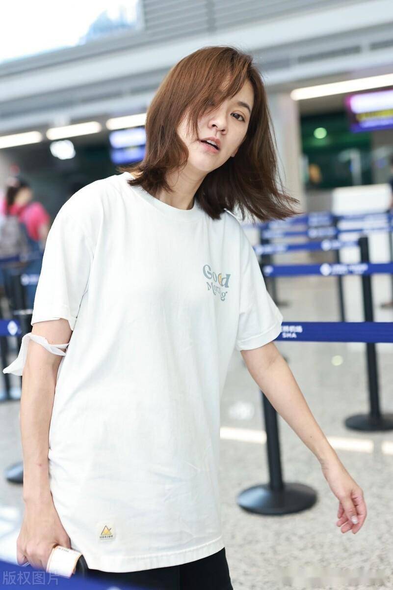 陈意涵街拍:白色体恤黑色裙子休闲潇洒_湖南_长沙_机场