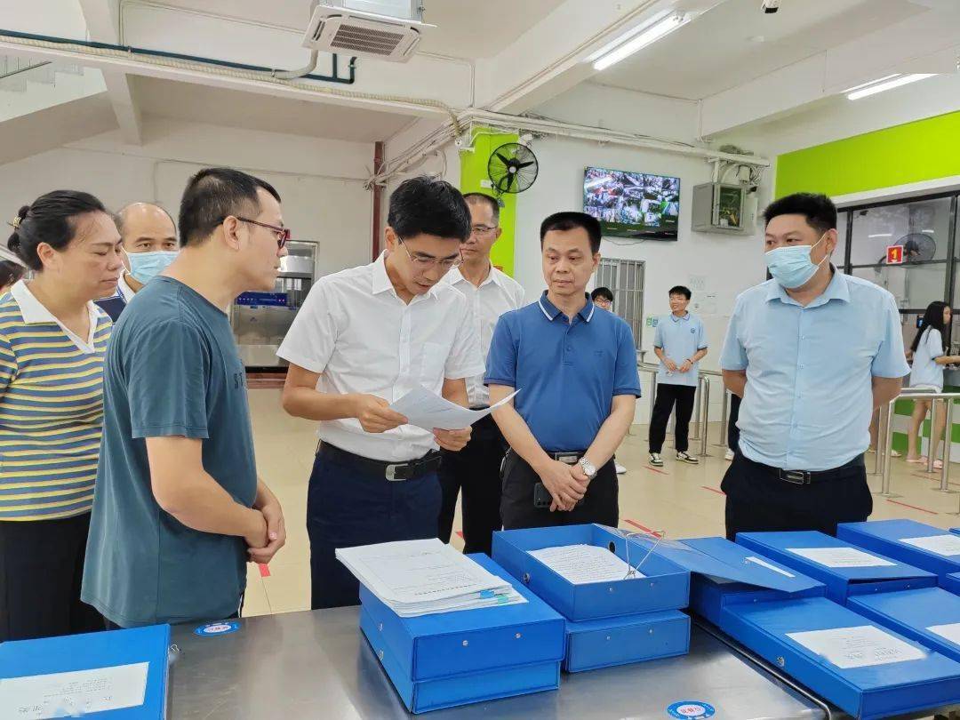 30,市政府副市长,党组成员黄宁到我校督导食品安全"包保"工作和检查