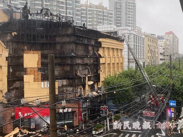 今晨雨幕中,静安一建筑大火_处置_路口_静安区