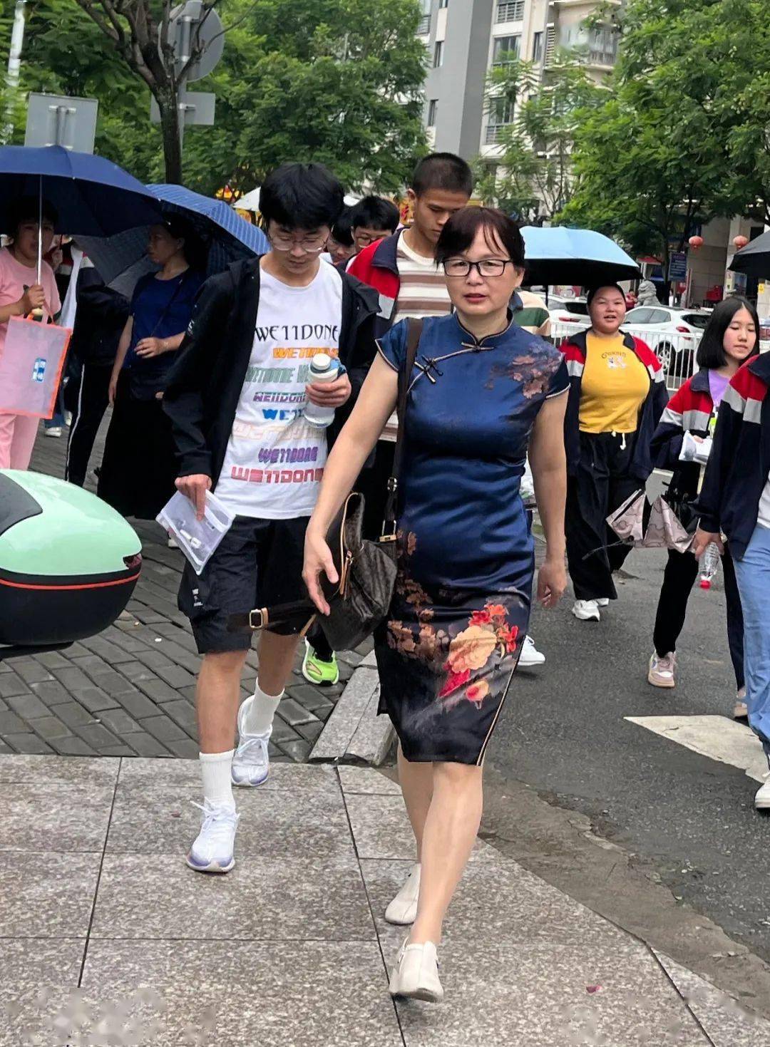 绵绵暖心送考▲城关中学考点只等大显身手考生们阔步进入考场抬头挺胸