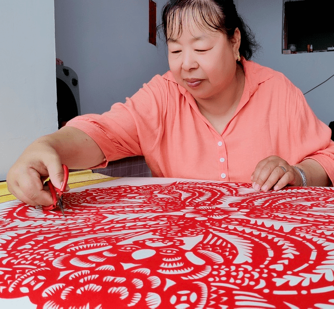 【我是非遗传承人】环卫大姐的"艺术世界"_剪纸_白银花_民间