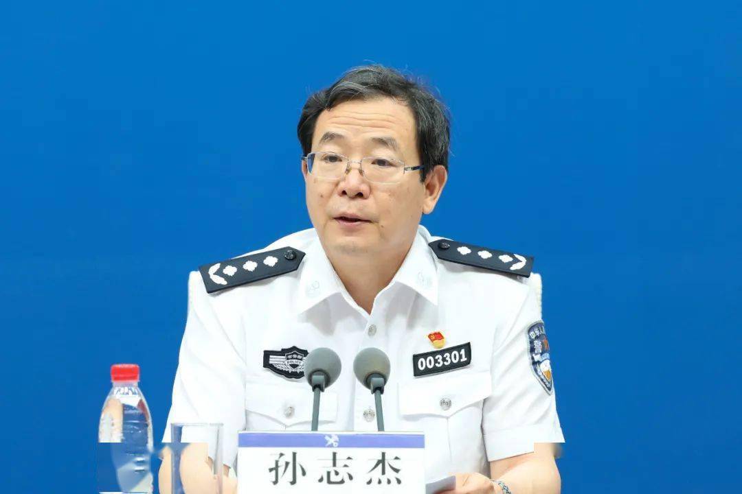 海关总署缉私局局长孙志杰,海关总署口岸监管司副司长夏俊介绍海关