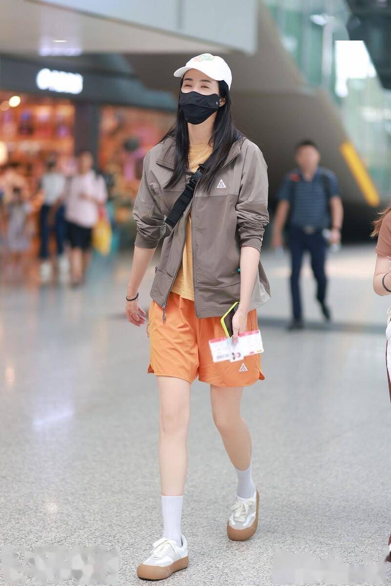 赵丽娜成都机场出发,身穿一身运动装酷飒帅气