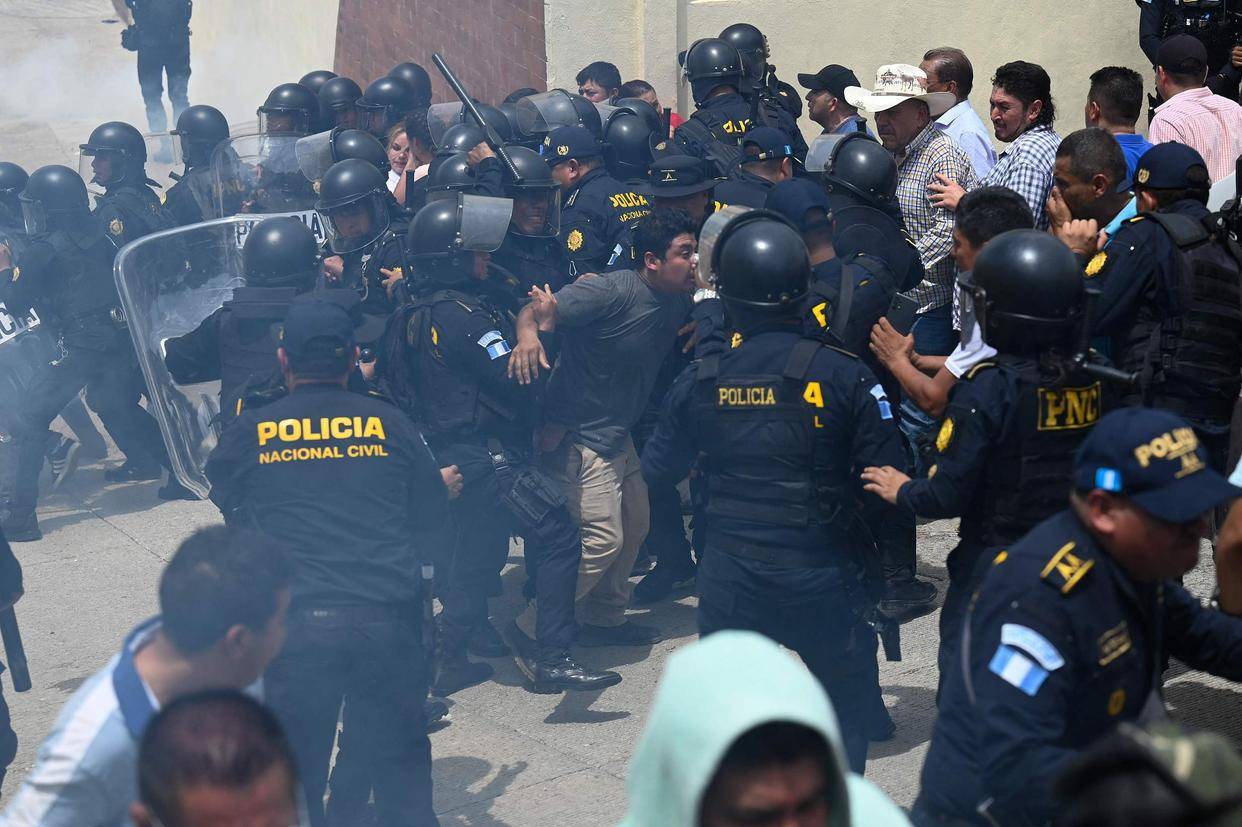 当地时间2023年6月25日,危地马拉圣何塞德尔戈夫,警察在一个投票站外