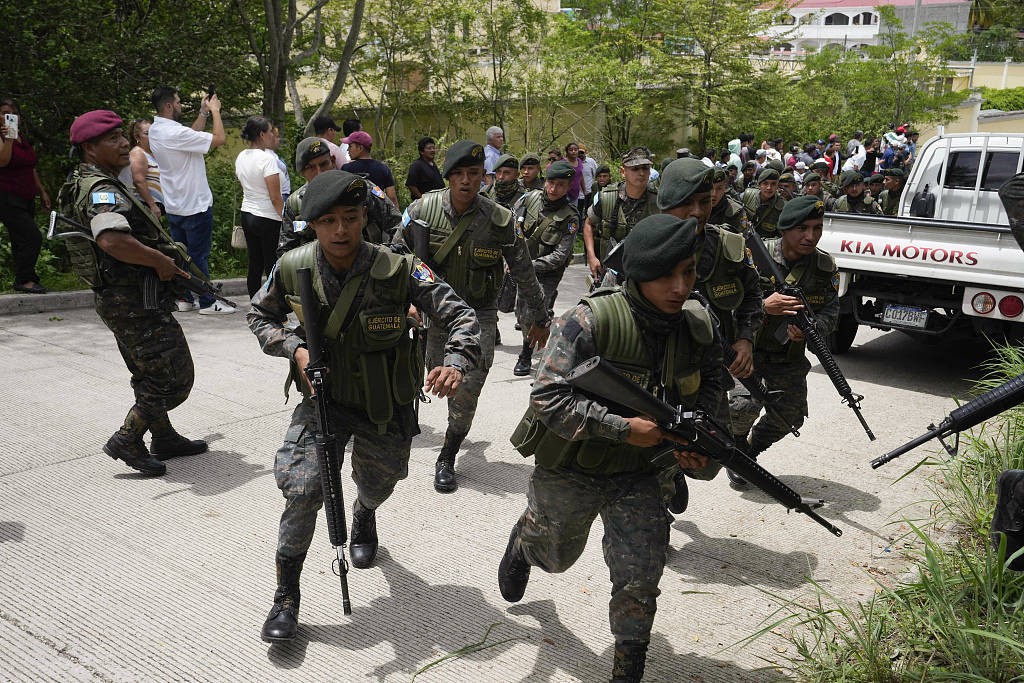 当地时间2023年6月25日,危地马拉圣何塞德尔戈夫,警察守卫投票站.