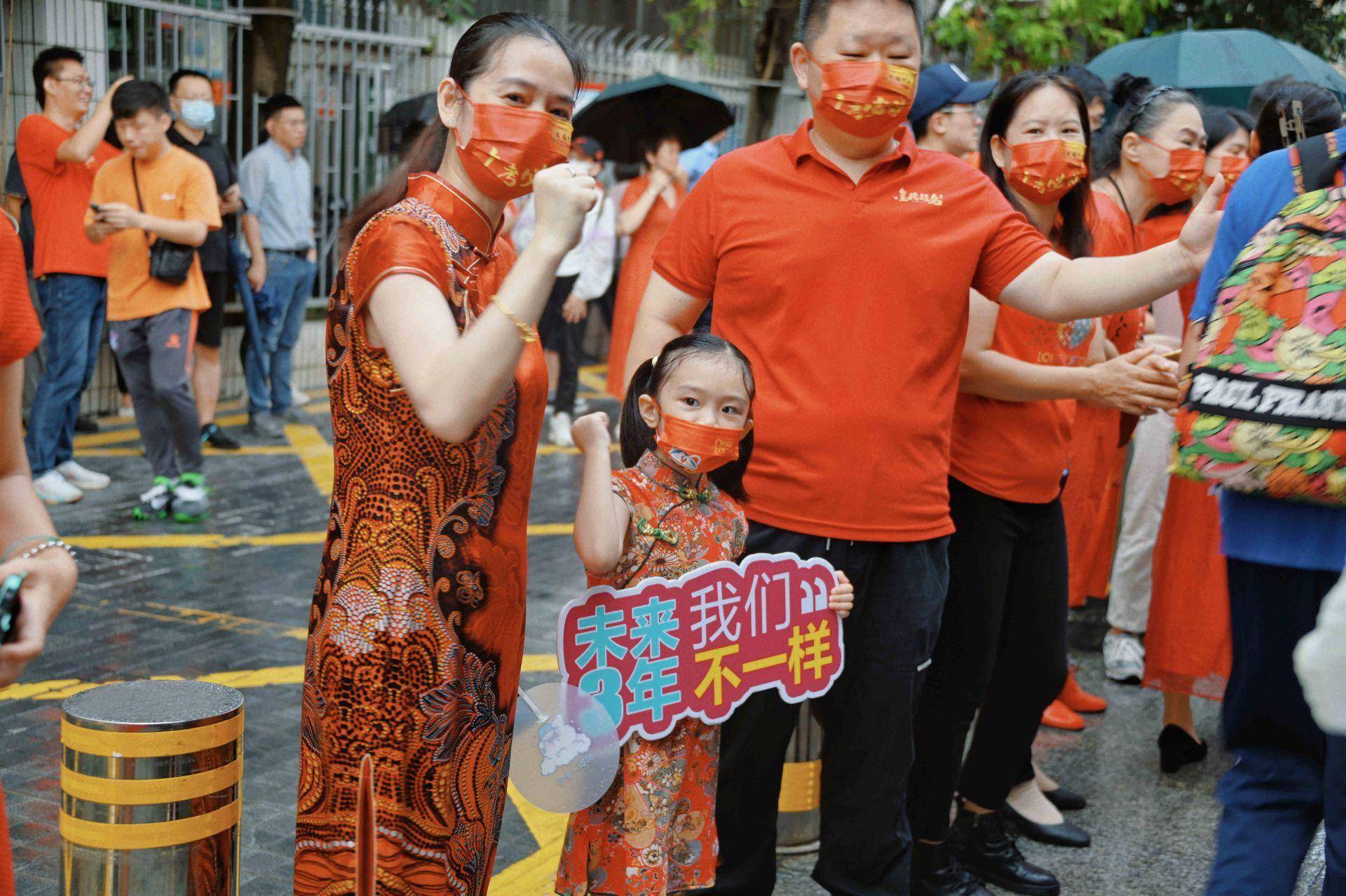 中考首日深圳各学校花式送考_考生_家长_考场