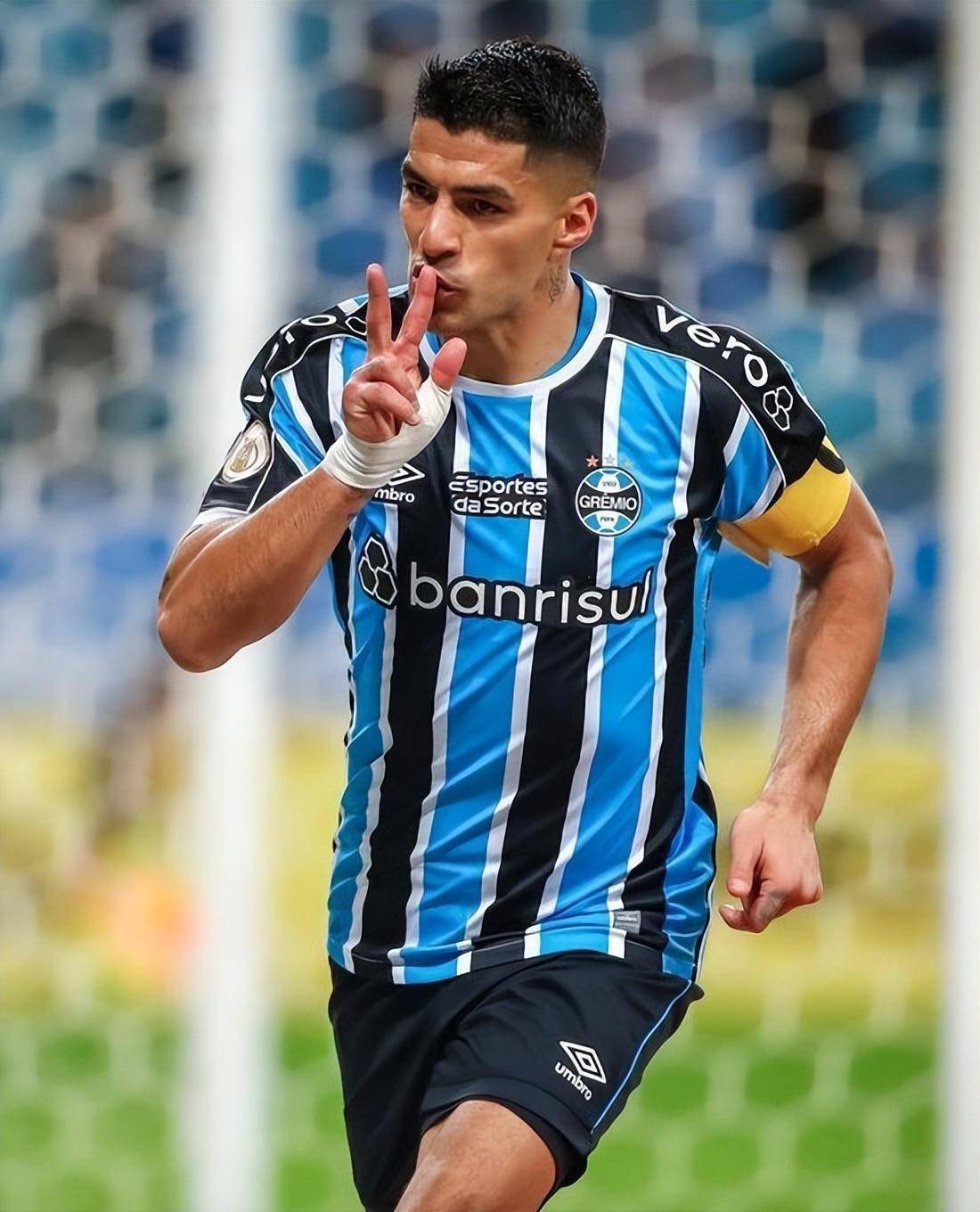 36岁苏亚雷斯连场破门,右膝不适下场,37000名球迷起立