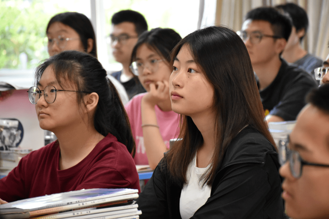 遂宁高级实验学校优秀毕业生回校分享高考经验_学子_卓越_肖鑫凤