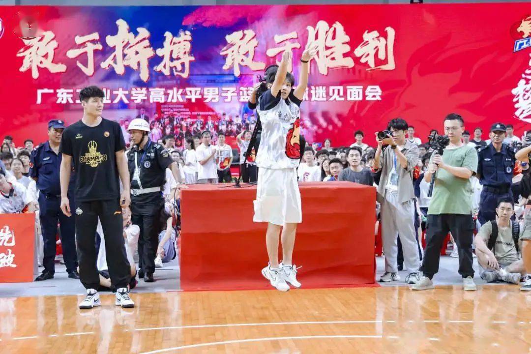 奖杯的广工男篮齐齐亮相"燃爆"广工体育馆见面会同步在广东体育频道