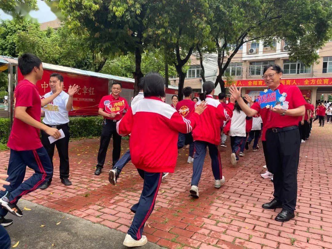 云安区考生提笔逐梦_考试_考场_教育