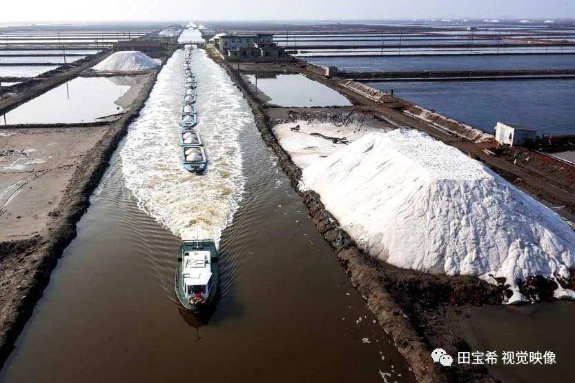 亚洲最大盐场唐山南堡 35万亩盐池迎丰收_工人_运盐_收获