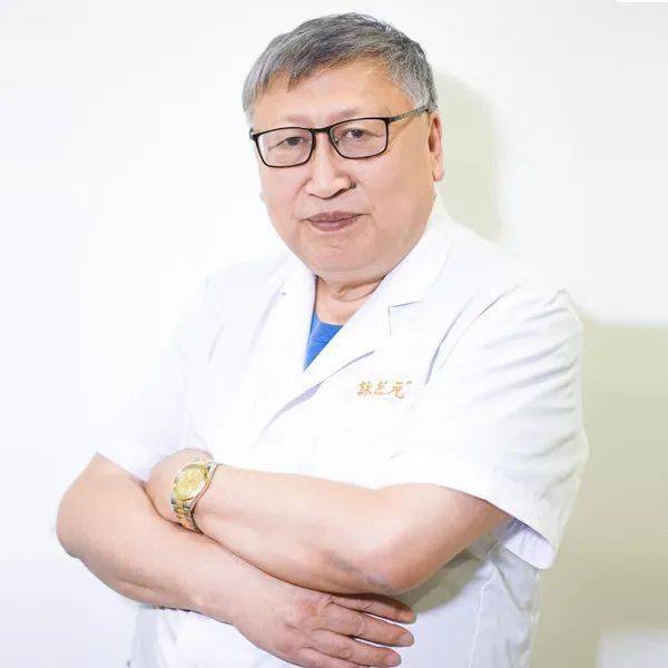主任中医师年过七旬,从医50余年,他自幼跟随父亲张硕甫先生(江南名医