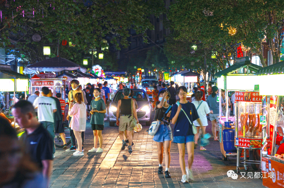 到都江堰,一定要去五桂桥小吃街,这里是都江堰美食最集中的地方.