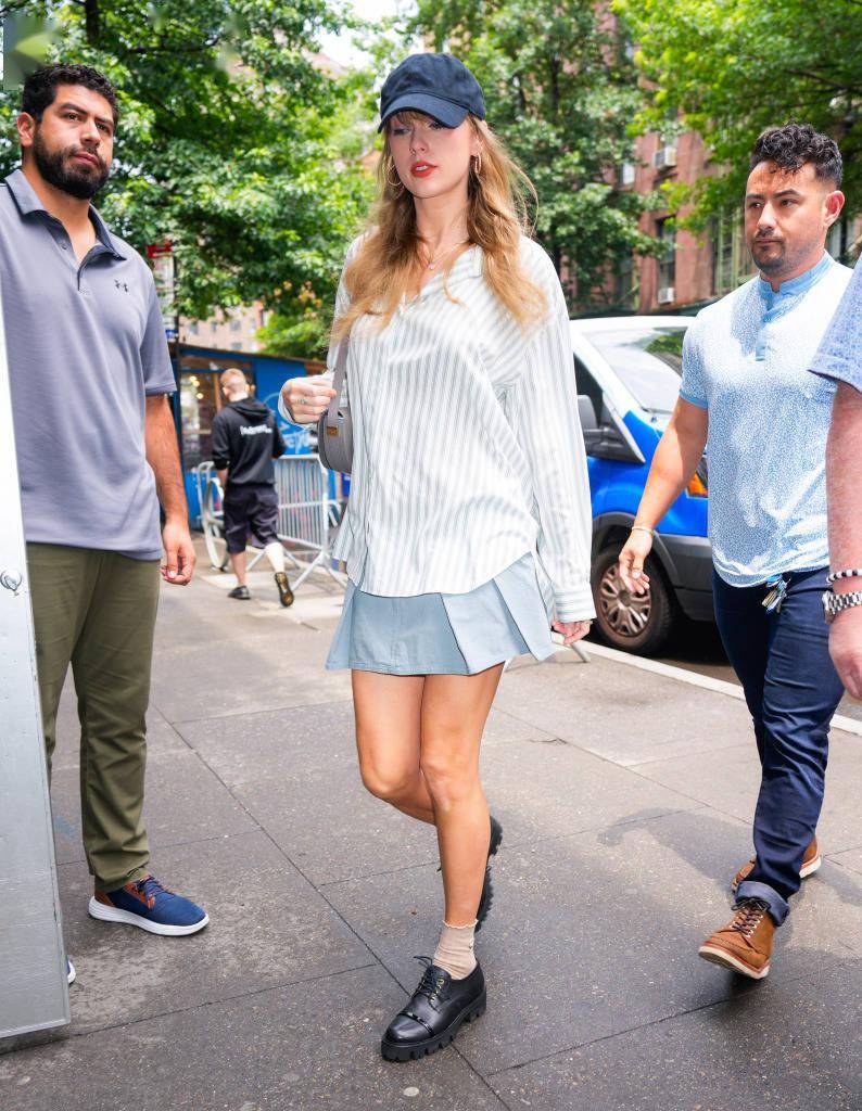 "霉霉"泰勒·斯威夫特现身纽约街头 用条纹衬衫搭百褶裙好减龄_短裙