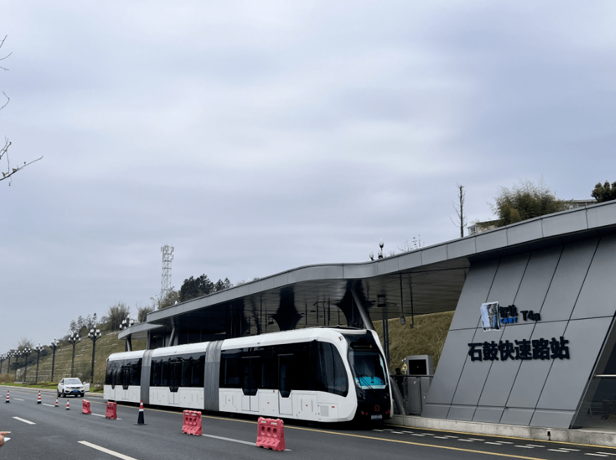 宜宾智轨t4线正式开通!亲测,南溪50分钟跑拢临港,站点.