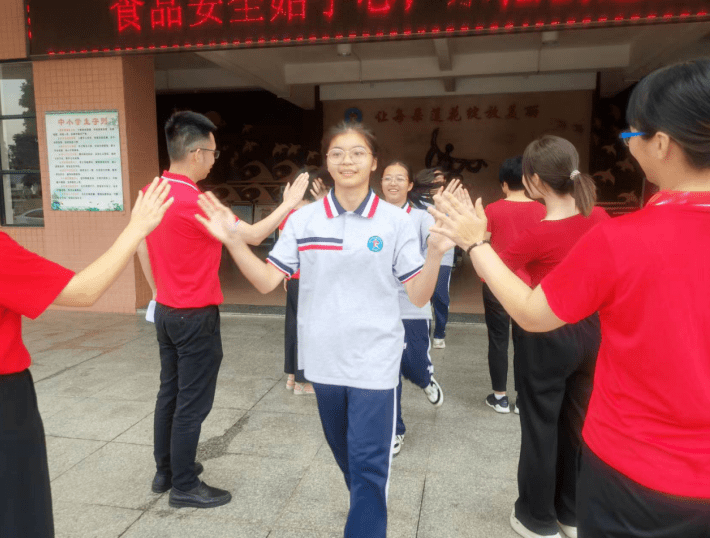 实验中学,信志学校,江门八中梦想是凌晨拿起笔的坚持,是六点看到旭日