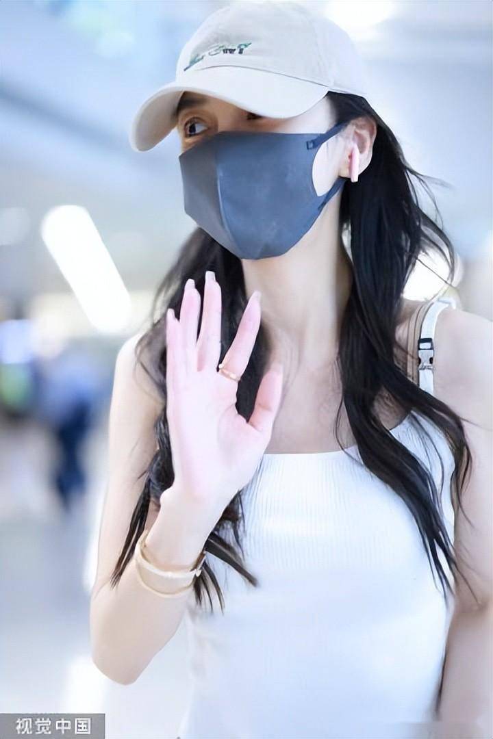 angelababy抵达上海机场,棒球帽露腰吊带搭配印花直筒裤清新甜美_夏日