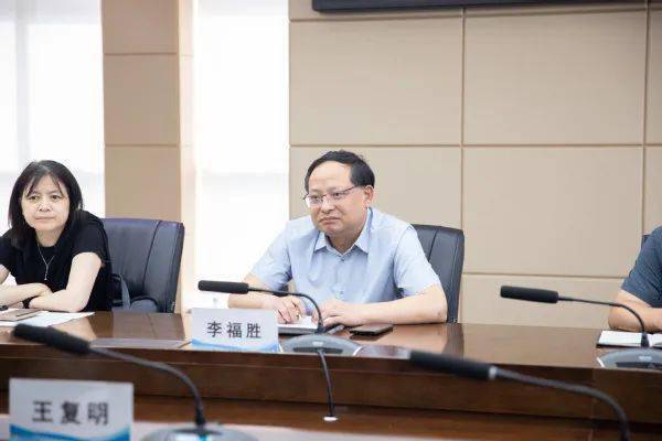 李福胜介绍了学校近年来的发展情况.