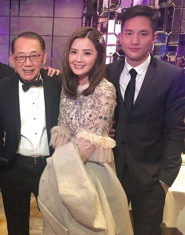 蔡卓妍公开酒店出浴照 全身镜泄蜜揭富贵男友共度春宵