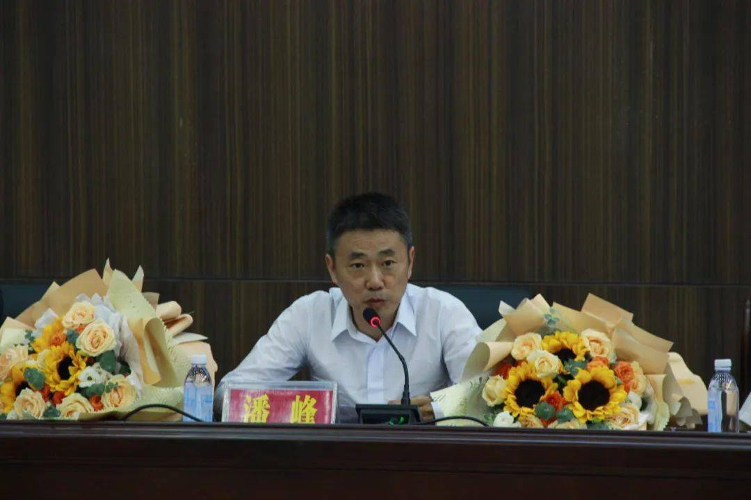 作者潘峰说:"面对着下面这么多喝沅江水长大的爱好文学的学生和老师们