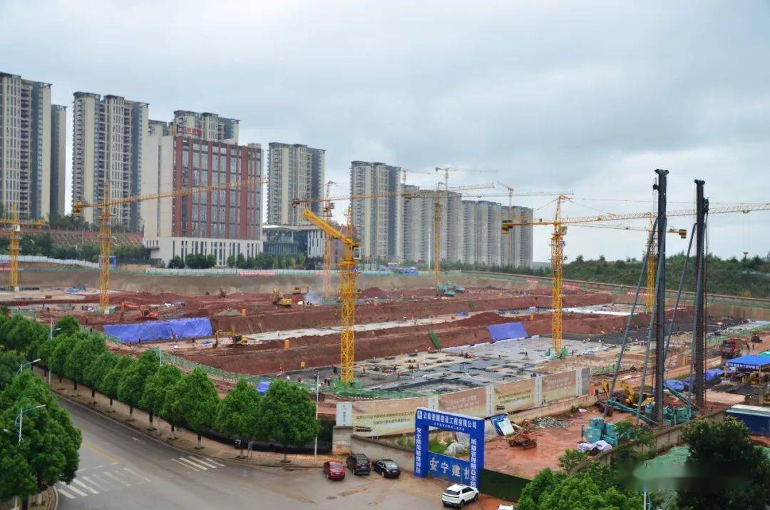 第一线】安宁太平新城安置房工程项目顺利封顶_建设_投资集团_安宁市