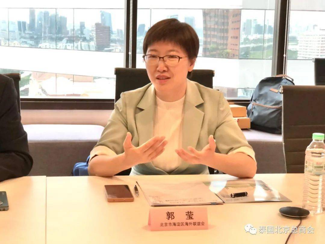 北京市海淀区海联会副会长郭莹向与会代表介绍了海淀区的经济社会发展