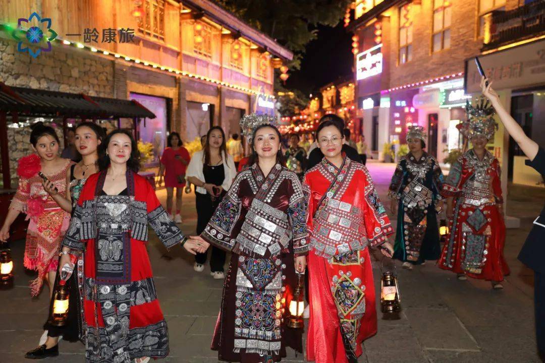 夜幕落下,青岩上演着不夜明城,花灯巡游,服饰体验,古风旅拍,古韵灯市