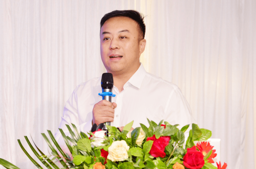 郑州市餐饮与饭店行业协会秘书长刘斌作了"打造餐饮新消费场景,满足