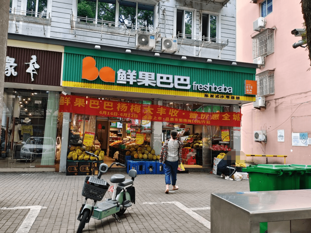 10店名:鲜果巴巴地址:大洋街道大洋西路云海花园北侧约30米理由:占道
