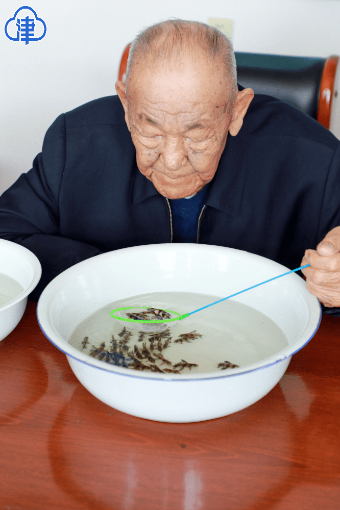 捧着两盆身长5厘米左右的中华胭脂鱼,金万昆念叨着"千斤腊子万斤象,黄