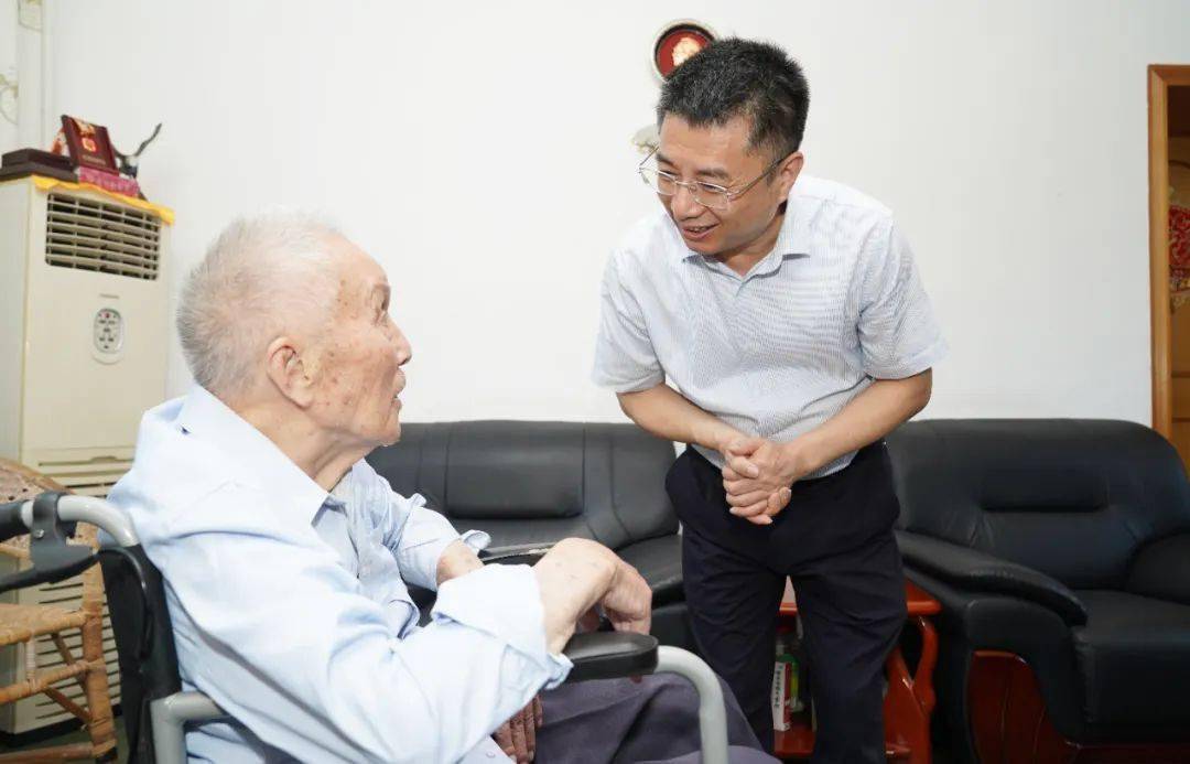 6月30日,正值"七一"来临之际,市委副书记,市长徐鸿走访慰问我市部分