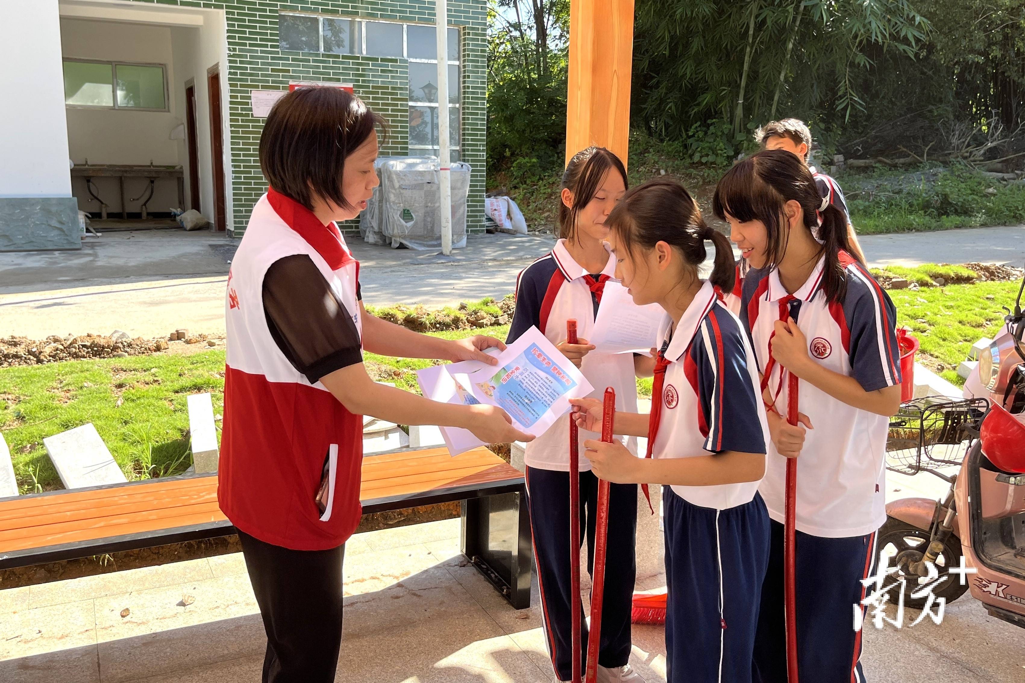 连州市水利局党支部,连州镇元潭小学党支部同庆"七一"_活动_主题_宣传