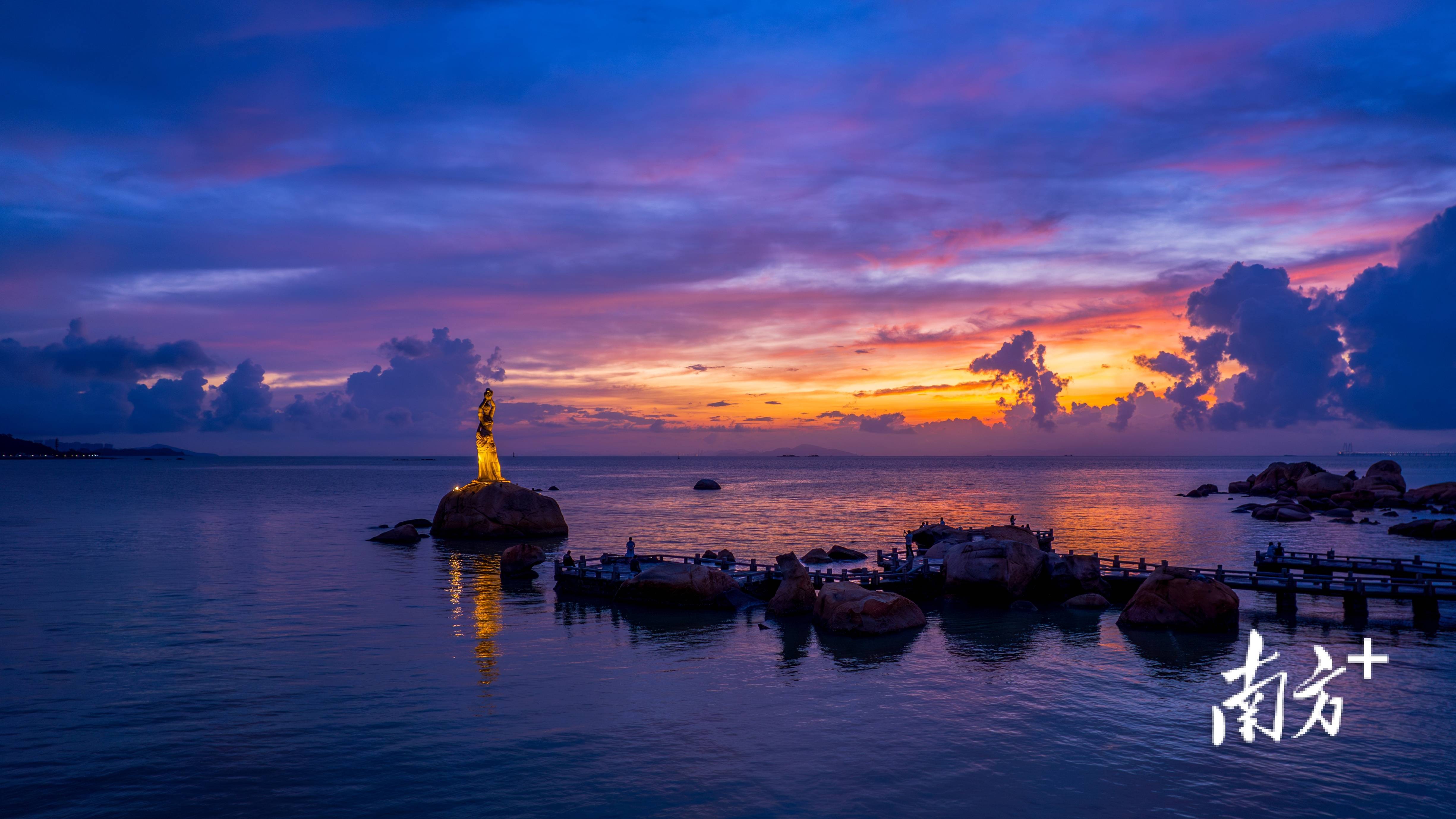 6月25日清晨,珠海渔女雕像出现绚丽朝霞.